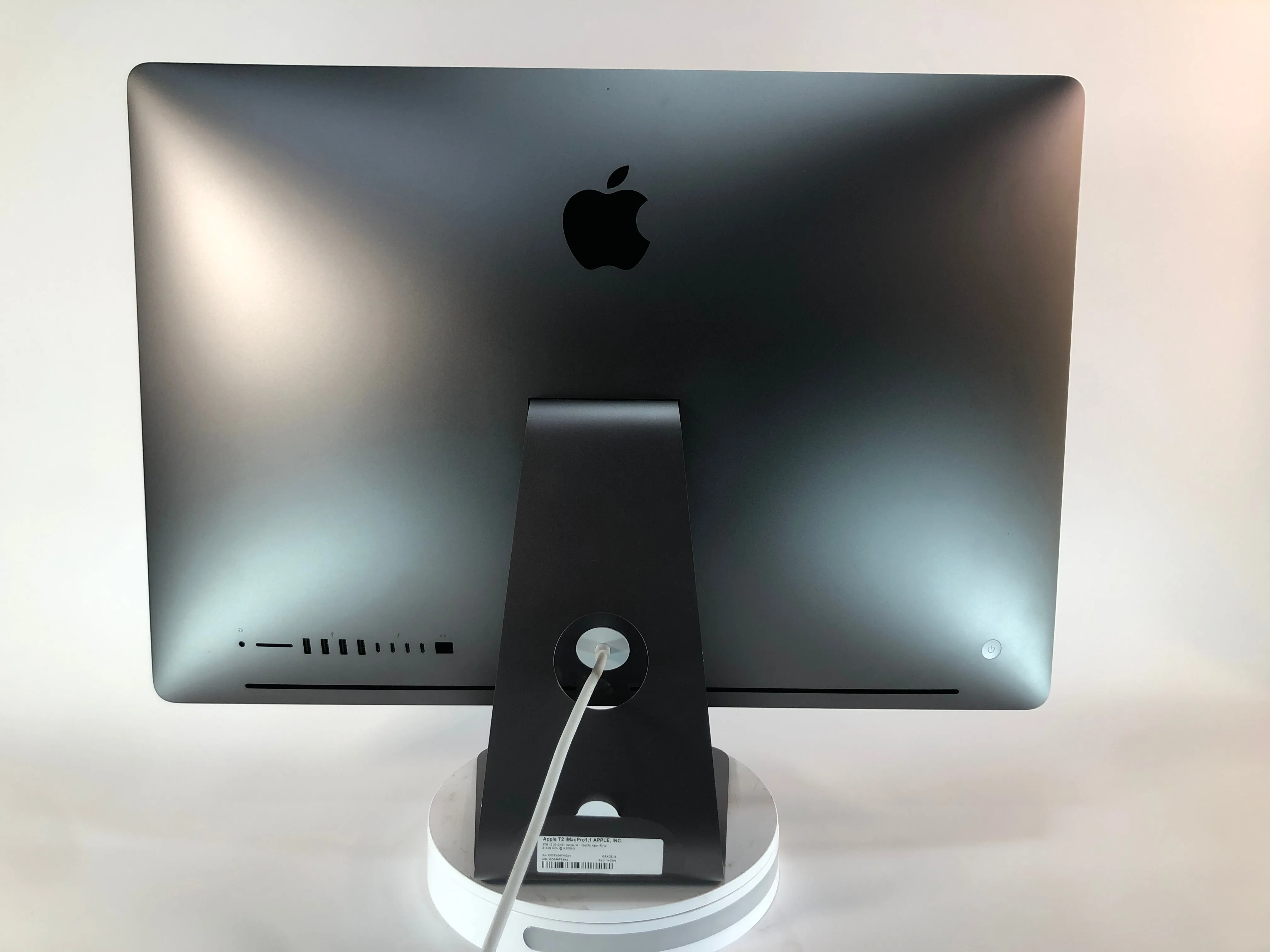 2017 Apple iMac Pro 27" 5K AIO 8-Core 3.2GHz Intel Xeon W-2140B 2TB SSD 32GB RAM macOS Sequoia Vega 56